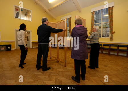 Bradford, Yorkshire, Großbritannien. 7. Mai 2015. Freiwillige ein Wahllokal in Bradford West einrichten. Bildnachweis: West Yorkshire Bilder/Alamy Live-Nachrichten Stockfoto