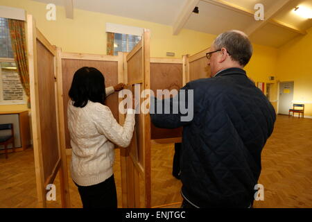 Bradford, Yorkshire, Großbritannien. 7. Mai 2015. Freiwillige ein Wahllokal in Bradford West einrichten. Bildnachweis: West Yorkshire Bilder/Alamy Live-Nachrichten Stockfoto