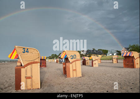 Deutschland, Niendorf, Strand, Strandkorb im Regenbogen Stockfoto