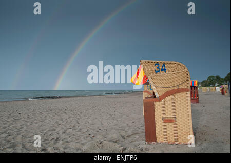 Deutschland, Niendorf, Strand, Strandkorb im Regenbogen Stockfoto