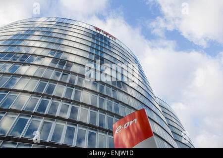 Essen, Deutschland. 7. Mai 2015. Ein Blick auf das aktuelle Zentralamt von Eon Ruhrgas und der künftigen Eon-zentrale vor Beginn der Hauptversammlung in Essen, Deutschland, 7. Mai 2015. EON will von Düsseldorf nach Essen zu bewegen. Foto: ROLF VENNENBERND/Dpa/Alamy Live News Stockfoto