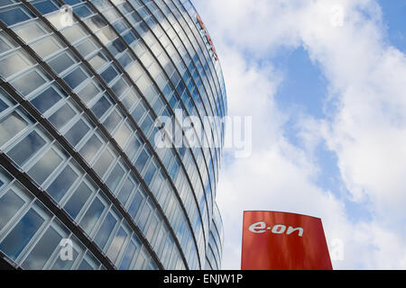 Essen, Deutschland. 7. Mai 2015. Ein Blick auf das aktuelle Zentralamt von Eon Ruhrgas und der künftigen Eon-zentrale vor Beginn der Hauptversammlung in Essen, Deutschland, 7. Mai 2015. EON will von Düsseldorf nach Essen zu bewegen. Foto: ROLF VENNENBERND/Dpa/Alamy Live News Stockfoto