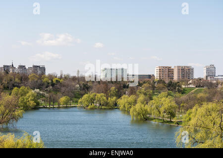 Bukarest-Blick vom Tineretului Park im Frühling Stockfoto