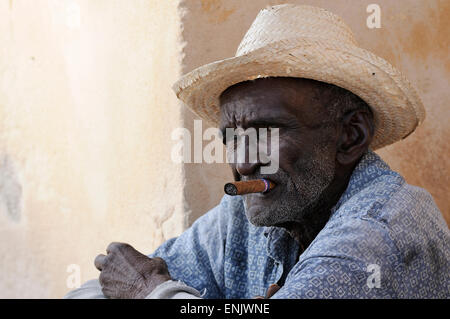 Mann mit Zigarre und Stroh Hut, Trinidad, Provinz Sancti Spíritus, Kuba Stockfoto