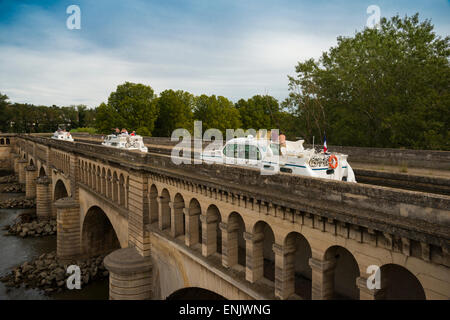 Hausboote auf dem Pont du Canal, Canal du Midi, Beziers, Languedoc-Roussillon, Aude, Frankreich Stockfoto