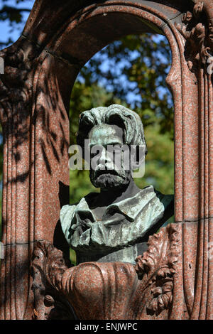 Büste auf Emile Zolas Grab, Friedhof Cimetière Montmartre, Paris, Frankreich Stockfoto