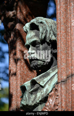 Büste auf Emile Zolas Grab, Friedhof Cimetière Montmartre, Paris, Frankreich Stockfoto