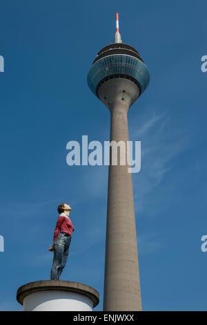 Skulptur von einer weiblichen Figur von unten, Rheinturm, Düsseldorf, Nordrhein-Westfalen, Deutschland Stockfoto