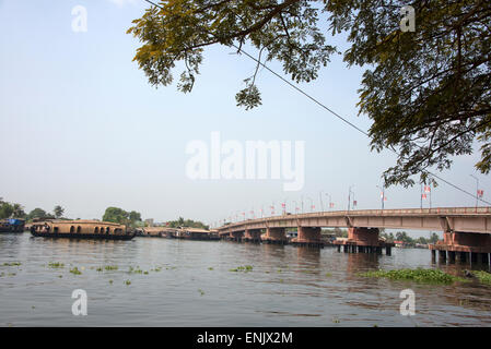 Die Pallathuruthy-Brücke überspannt den Pamba Fluss Kainakary im Süden auf den Backwaters von Kerala in Indien Stockfoto