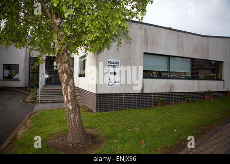 Belfast, Nordirland, Vereinigtes Königreich. 7. Mai 2015. Wahllokale öffnen in Nordirland Credit: Bonzo/Alamy Live News Stockfoto