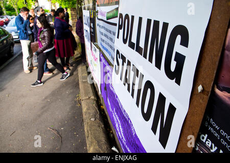 Stroud Green. Britische allgemeine Wahl. 5. Mai 2015. Wähler in die Warteschlange in einem Wahllokal in den wichtigsten marginal Sitz Hornsey und Wood Green im Norden Londons, wo Labours Catherine West erhofft sich der liberale Demokrat Lynne Featherstone verdrängen. (c) Paul Swinney/Alamy Live-Nachrichten Stockfoto