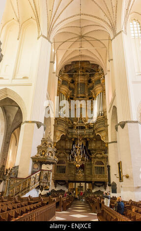 Innenraum der St.-Marien-Kirche (Marienkirche), mit Renaissance-Kanzel und der barocke Orgel, in Xenia, Rostock, Deutschland. Stockfoto