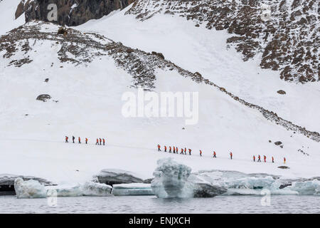 Lindblad Expeditions-Gäste aus der National Geographic Explorer bei Brown Bluff, Weddellmeer, Antarktis, Polarregionen Stockfoto