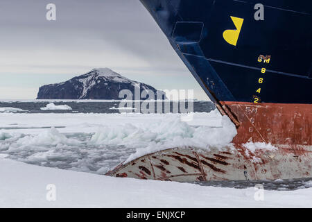 Die Lindblad Expeditions Schiff National Geographic Explorer in Shorefast Eis, Antarktis Sound, Antarktis, Polarregionen Stockfoto