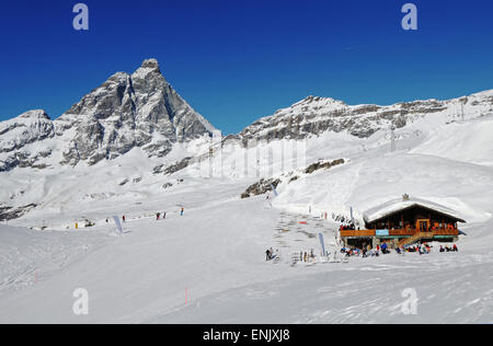 Italien, Aostatal, Cervinia, Chalet und Matterhorn im Hintergrund Stockfoto