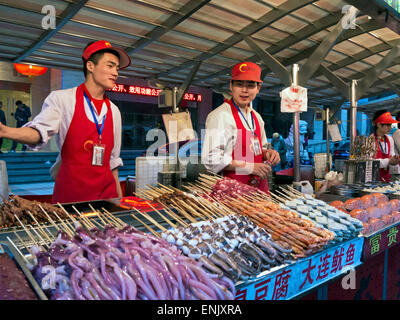 Essensstände in Donganmen Nacht Lebensmittelmarkt in der Nähe von Wangfuging Dajie, Peking, China, Asien Stockfoto