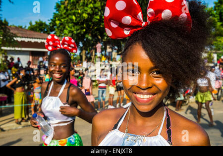 Freundlichen Mädchen, Karneval in der Stadt von São Tomé, Sao Tome und Principe, Atlantik, Afrika Stockfoto