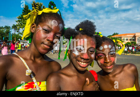 Freundlichen Mädchen an den Karneval in der Stadt von São Tomé, Sao Tome und Principe, Atlantik, Afrika Stockfoto