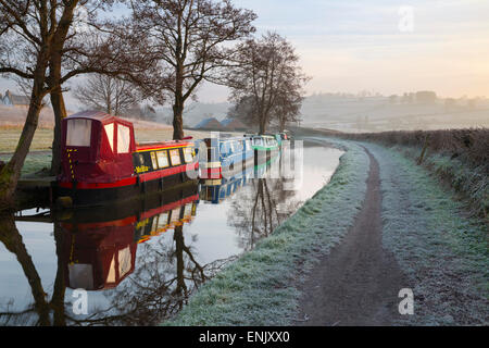 Lastkähne auf Monmouthshire und Brecon Canal in Frost, Pencelli, Brecon Beacons National Park, Powys, Wales, Vereinigtes Königreich, Europa Stockfoto