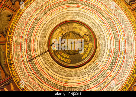 Kalender-Detail des 15. Jahrhunderts astronomische Uhr (1472) in der Marienkirche ("Marienkirche") in Rostock, Deutschland. Stockfoto