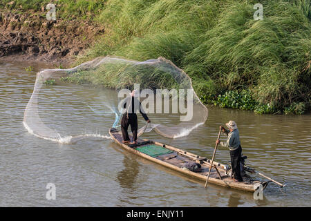 Mann auf dem Tonle Sap Fluss in der Nähe von Phnom Penh, Kambodscha, Asien, Südostasien, Indochina Netz auswarf Stockfoto