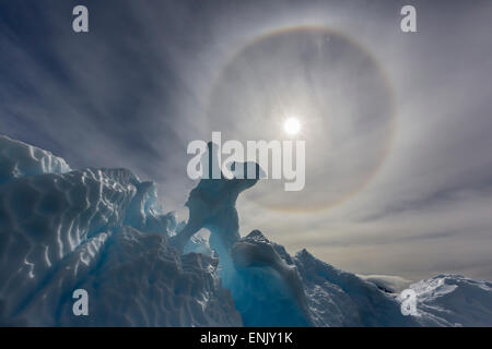 Komplette Sonne Halo und glazialen Eisberg eingehend Cuverville Island, Antarktis, Polarregionen Stockfoto