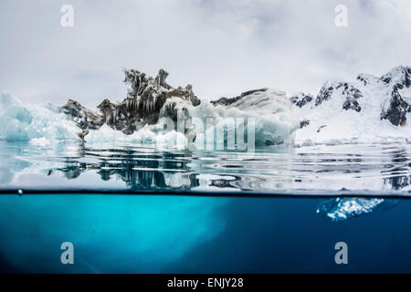 Oben und unten Blick auf das Wasser des Eisbergs am Stand Island, Antarktis, Polarregionen Stockfoto