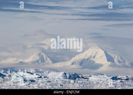 Schneebedeckte Berge säumen den Eisschollen in Penola Strait, Antarktis, Polarregionen Stockfoto