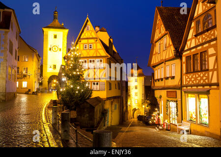 Weihnachtsbaum am Plonlein, Rothenburg Ob der Tauber, Bayern, Deutschland, Europa Stockfoto