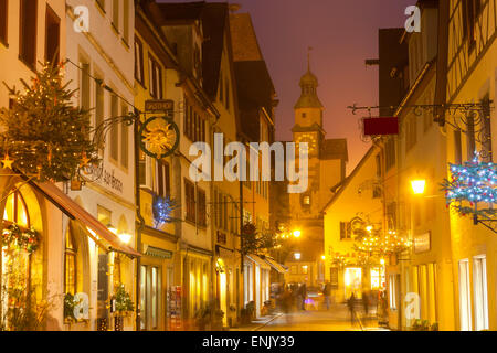 Hafengasse Street und dem Markusturm zu Weihnachten, Rothenburg Ob der Tauber, Bayern, Deutschland, Europa Stockfoto