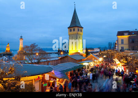 Weihnachtsmarkt entlang Lindaus historischen Hafen, Lindau Im Bodensee, Deutschland, Europa Stockfoto