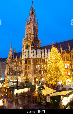 Überblick über den Marienplatz Weihnachtsmarkt und das neue Rathaus, München, Bayern, Deutschland, Europa Stockfoto