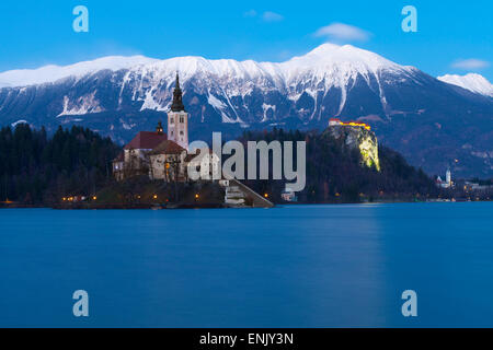 Die Übernahme der Wallfahrtskirche Maria am See Bled und Bled Castle in der Abenddämmerung, Bled, Slowenien, Europa Stockfoto