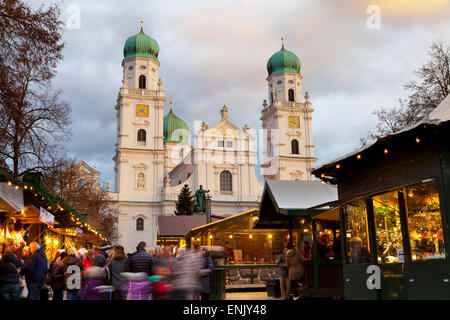 Weihnachtsmarkt vor der Kathedrale von St. Stephan in Passau, Bayern, Deutschland, Europa Stockfoto