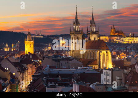 Überblick über das historische Zentrum bei Sonnenuntergang, Prag, Tschechische Republik, Europa Stockfoto