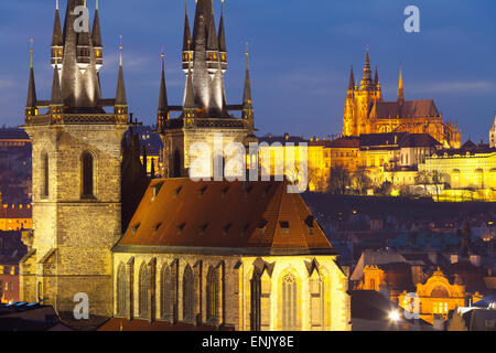 Übersicht der Kirche der Muttergottes von Tyn und die Prager Burg, UNESCO-Weltkulturerbe, Prag, Tschechische Republik, Europa Stockfoto