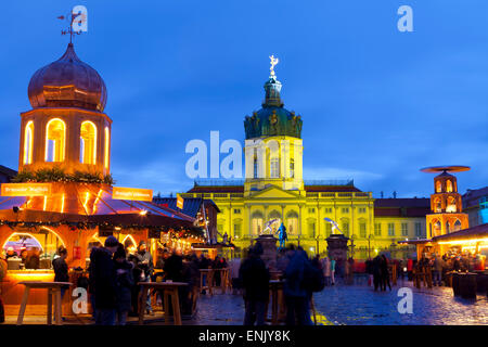 Weihnachtsmarkt vor Schloss Charlottenburg, Berlin, Deutschland, Europa Stockfoto