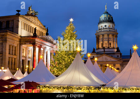 Der Gendarmenmarkt Weihnachtsmarkt, Theater und französischen Dom, Berlin, Deutschland, Europa Stockfoto