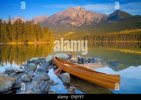 Kanu, Pyramid Lake mit Pyramide-Berg im Hintergrund, Jasper National Park, UNESCO, Alberta, die Rocky Mountains, Kanada Stockfoto