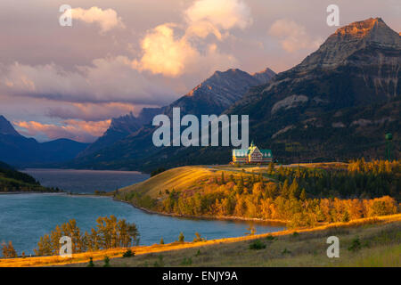 Das Prince Of Wales Hotel bei Sonnenaufgang, Waterton Lakes National Park, Alberta, Kanada, Nordamerika Stockfoto