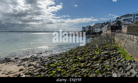 Strand in St Ives, wenn Ebbe hoch ist, über den Sandstrand aber die Felsen sind nach wie vor ausgesetzt. Stockfoto