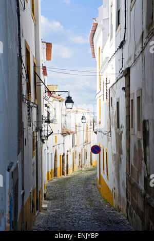 Blick entlang der mittelalterlichen gepflasterten Straße Rua Moeda im historischen Zentrum von Evora, UNESCO, Alentejo, Portugal Stockfoto