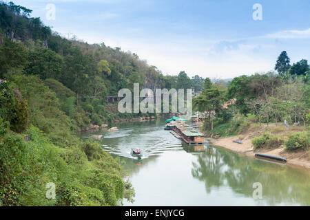 Ein Boot auf dem River Kwai mit dem POW-built Wampoo Viadukt hinter Death Railway in der Nähe von Nam Tok, Kanchanaburi, Thailand Stockfoto