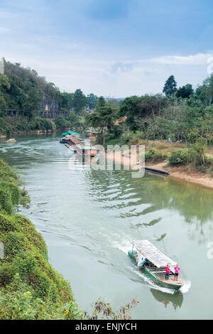 Ein Boot auf dem River Kwai mit dem POW-built Wampoo Viadukt hinter Death Railway in der Nähe von Nam Tok, Kanchanaburi, Thailand Stockfoto