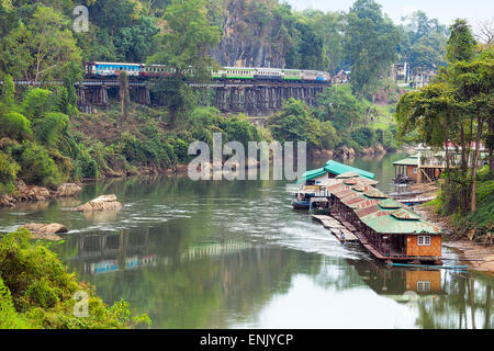 River Kwai Zug überquert den Wampoo Viadukt auf der Death Railway über dem Tal des River Kwai, Kanchanaburi, Thailand Stockfoto