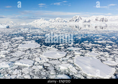 Schneebedeckte Berge säumen den Eisschollen in Penola Strait, Antarktis, Polarregionen Stockfoto