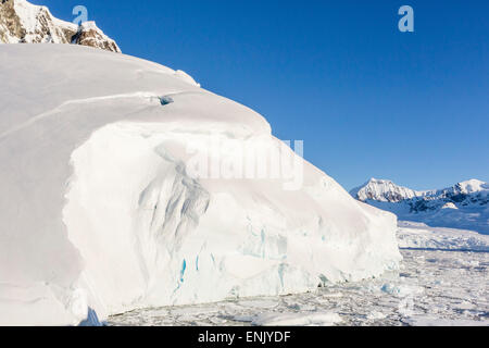 Schneebedeckte Berge säumen den Eisschollen in Penola Strait, Antarktis, Polarregionen Stockfoto