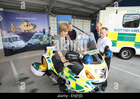 Schottlands dann stellvertretender erster Minister und Gesundheitsminister in der schottischen Exekutive, Nicola Sturgeon MSP, abgebildete sprechen Mitarbeiter bei einem offiziellen Besuch in eine neue Rettungsstation am Peffermill, Edinburgh im Jahr 2007. MS Sturgeon fuhr fort, Schottlands erster Minister im Jahr 2014 werden die Nachfolger von Alex Salmond. Sie führte die Partei zu sein Bestes Ergebnis in britische allgemeine Wahl 2015. Stockfoto