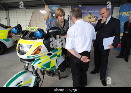 Schottlands dann stellvertretender erster Minister und Gesundheitsminister in der schottischen Exekutive, Nicola Sturgeon MSP, abgebildete sprechen Mitarbeiter bei einem offiziellen Besuch in eine neue Rettungsstation am Peffermill, Edinburgh im Jahr 2007. MS Sturgeon fuhr fort, Schottlands erster Minister im Jahr 2014 werden die Nachfolger von Alex Salmond. Sie führte die Partei zu sein Bestes Ergebnis in britische allgemeine Wahl 2015. Stockfoto