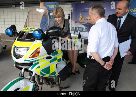 Schottlands dann stellvertretender erster Minister und Gesundheitsminister in der schottischen Exekutive, Nicola Sturgeon MSP, abgebildete sprechen Mitarbeiter bei einem offiziellen Besuch in eine neue Rettungsstation am Peffermill, Edinburgh im Jahr 2007. MS Sturgeon fuhr fort, Schottlands erster Minister im Jahr 2014 werden die Nachfolger von Alex Salmond. Sie führte die Partei zu sein Bestes Ergebnis in britische allgemeine Wahl 2015. Stockfoto